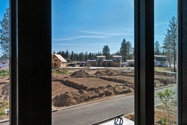 Building Photo - Exquisite Town home living: Bends desirabl...