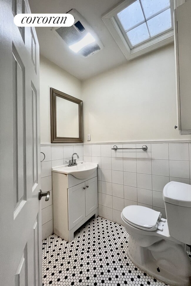 Building Photo - 415 58th St