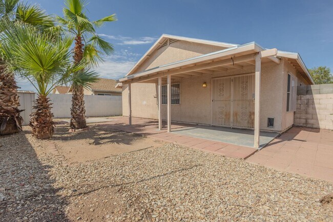 Building Photo - 3 Bedroom, 2 Bath