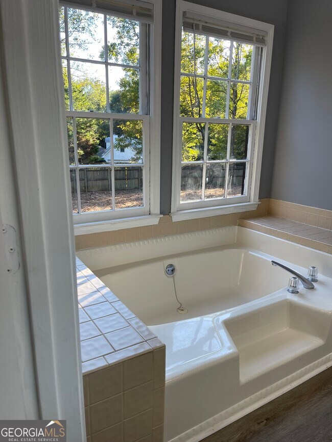 Building Photo - 505 Ironwood Ct SE