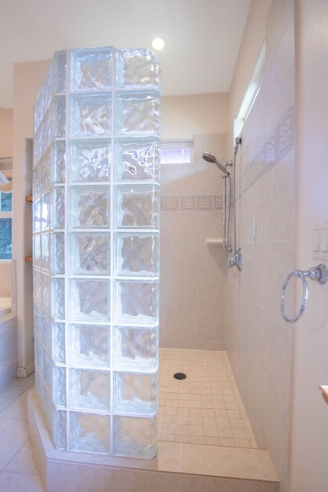 Building Photo - Kahana Ridge – Three Bedroom, Three Bathro...