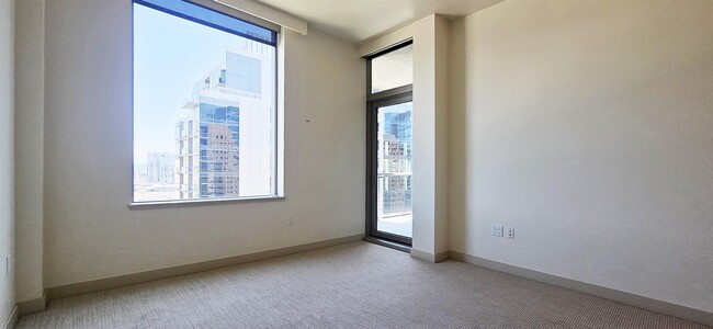 Building Photo - 10610 NE 9th Pl