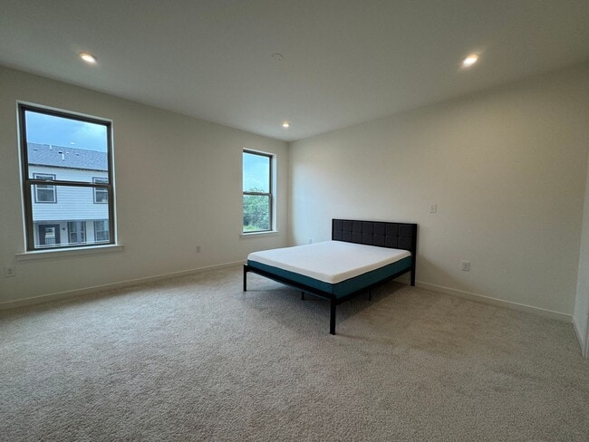 Building Photo - Stylish 3 Bed 2.5 Bath Interior Townhome I...
