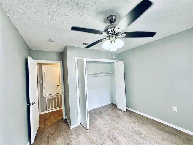 Building Photo - 1912 Valley Hill Cir