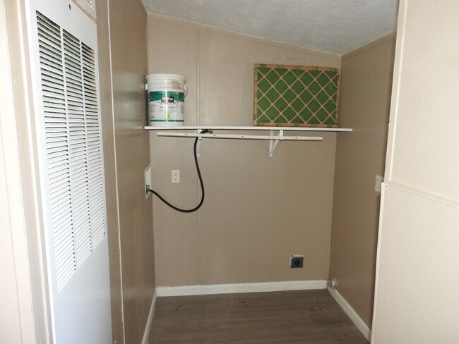Building Photo - Large double lot with three bedroom manufa...