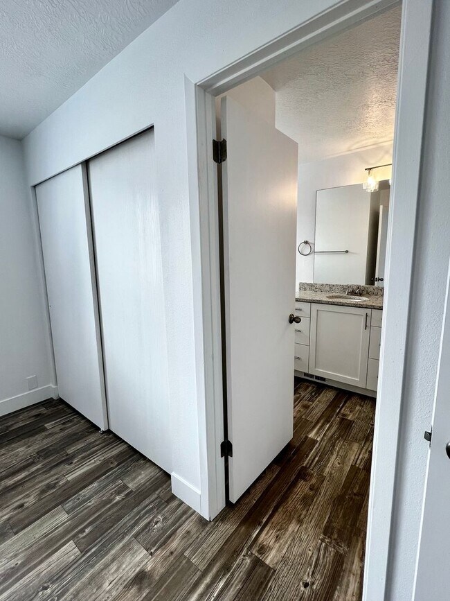 Building Photo - Beautiful remodeled 5 bed 2 bath home