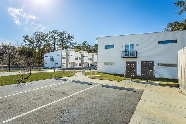 Building Photo - 2170 Capital Cir SE