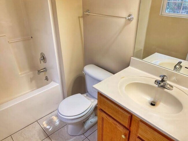 Building Photo - 3 Bedroom/2 Bath Split-Foyer Home Kingspor...