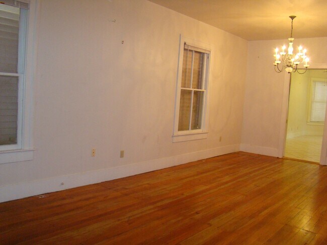 Building Photo - Charming 3 bedroom 4 blocks to the beach!