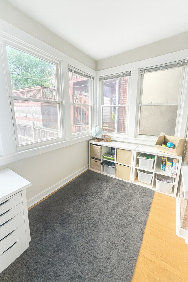 Building Photo - 1340 W Byron St