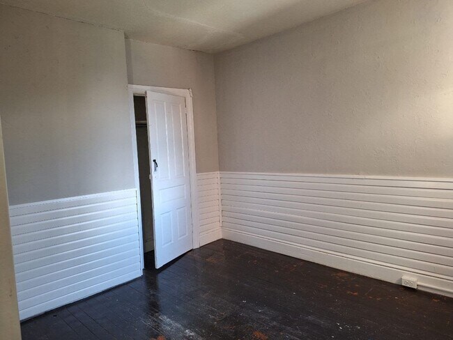 Building Photo - Pet Friendly 5 Bedroom Home in York!