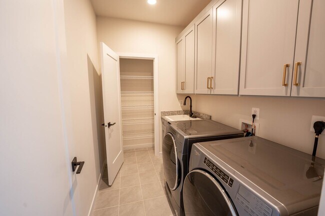 Building Photo - Luxury Reston Rental
