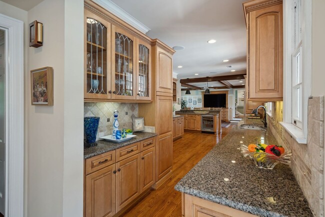 Building Photo - Extremely RARE opportunity in Green Hills