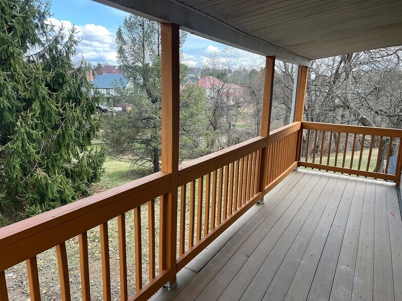 Building Photo - 3810 Golfview Dr