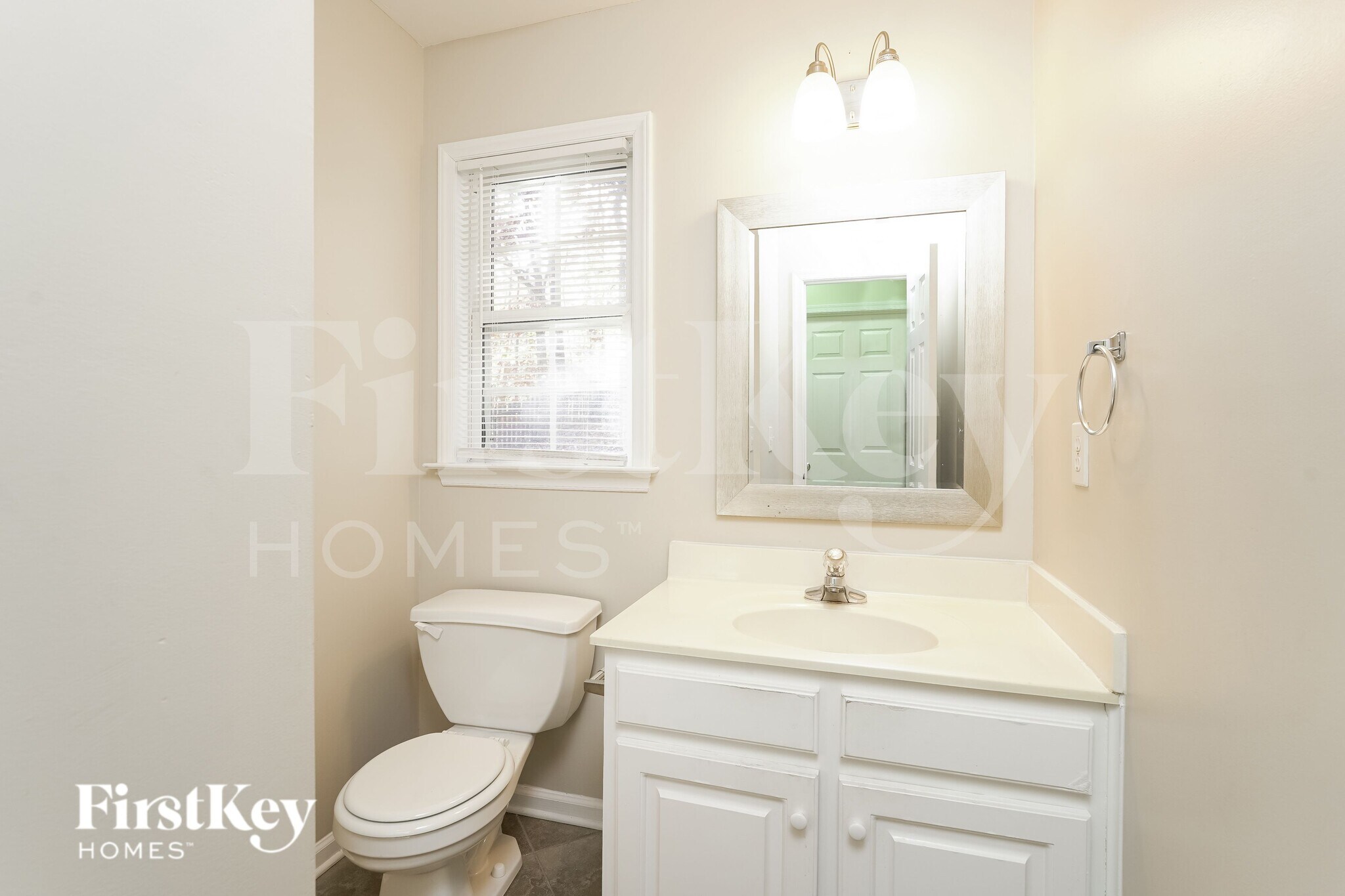 Building Photo - 3121 Southhampton Dr