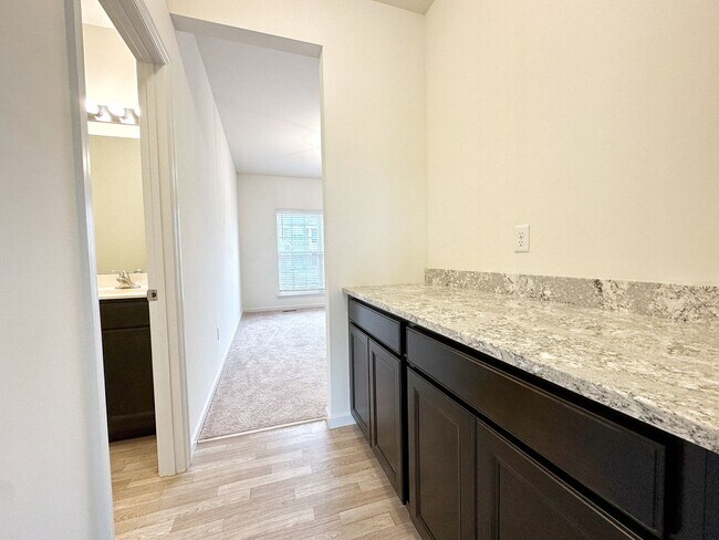 Building Photo - 4 bed 2 Bath Home in Parkway West