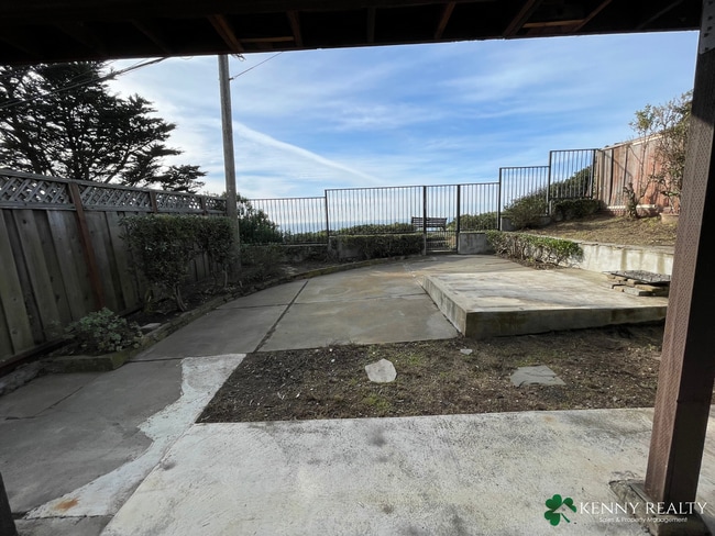 Building Photo - Large Five Bedroom, Three Bathroom with In...