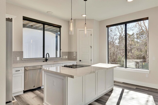 Building Photo - 1304 Minnie Dr