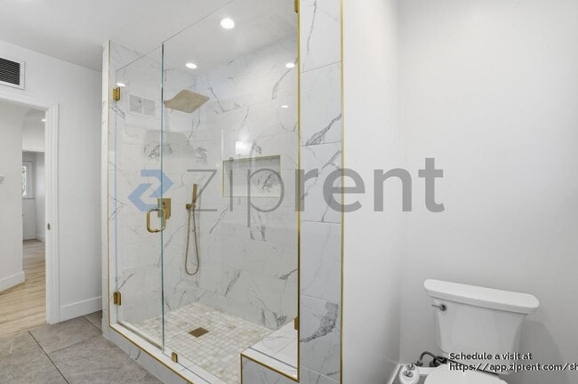 Building Photo - 1421 Stearns Dr