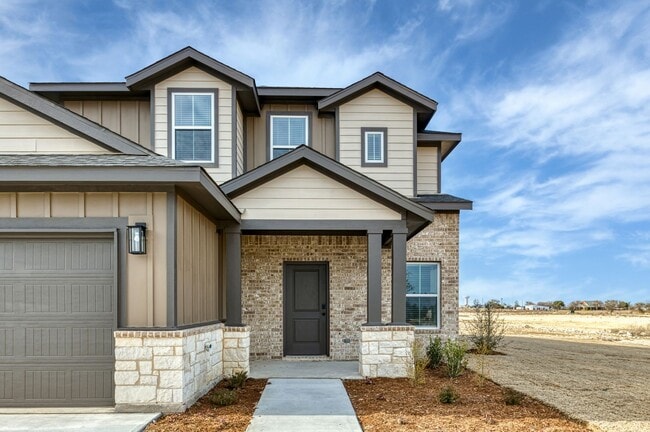 Building Photo - AVAILABLE NOW! 3 BEDROOM TRIPLEX  LOCATED ON 1-ACRE LOT IN MIDLOTHIAN, TX!