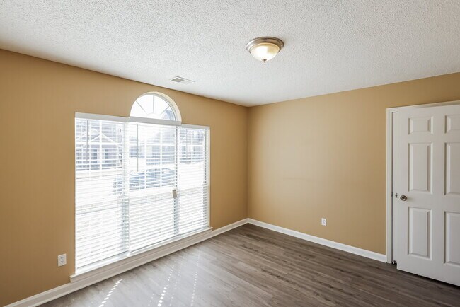 Building Photo - 104 Stonehaven Dr