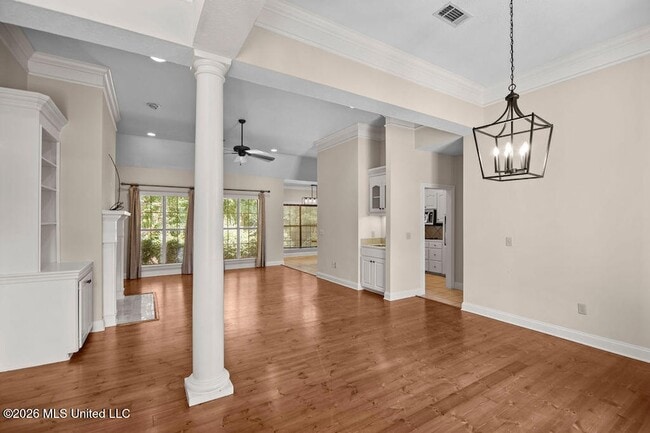 Building Photo - 102 Avery Forest