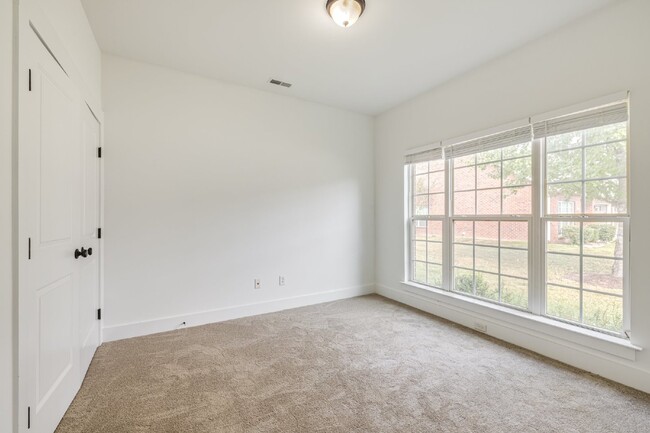 Building Photo - Newly renovated 2 Bedroom Condo with a bon...