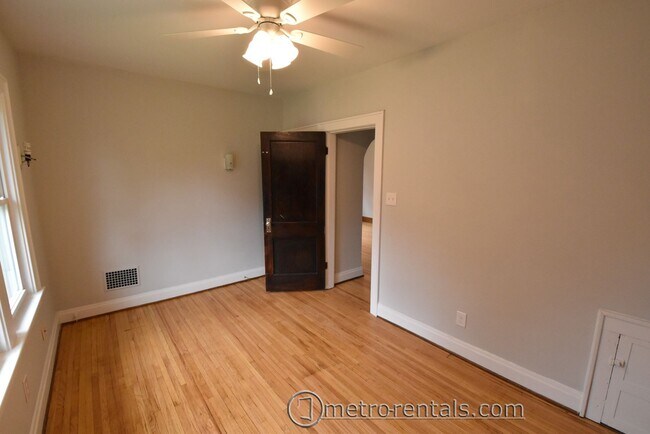 Building Photo - 2832-2834 Indianola Avenue