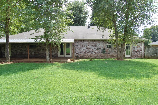 Back yard with covered patio - 2762 E Travis St