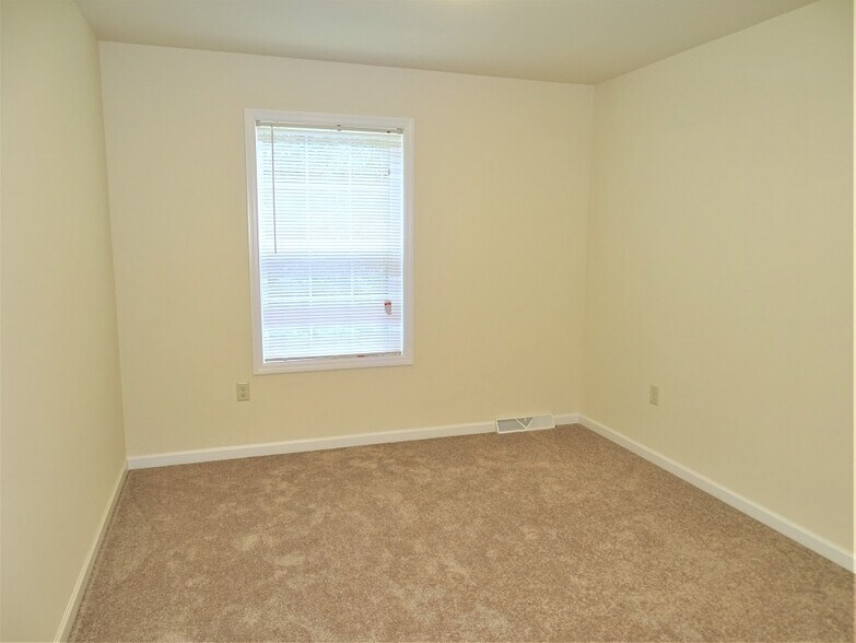 Building Photo - 247 Wildflower Dr