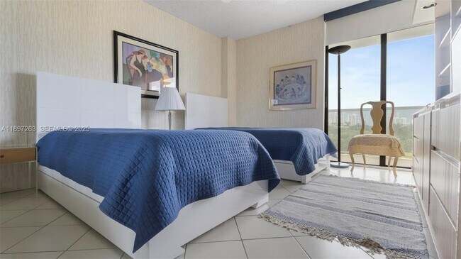 Building Photo - 3701 N Country Club Dr