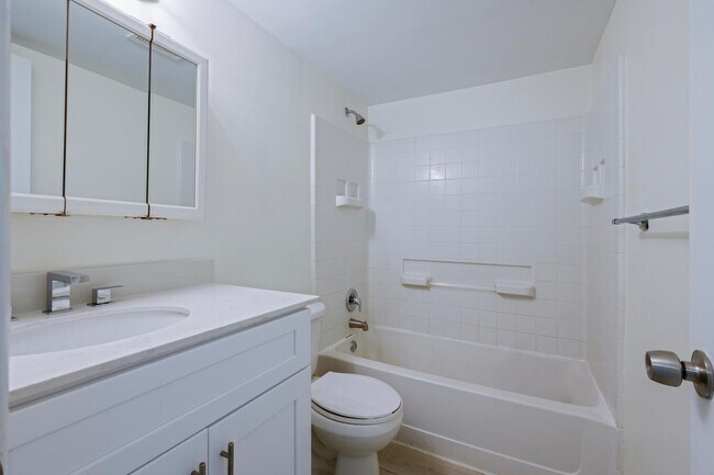 Building Photo - 1505 Crescent Cir