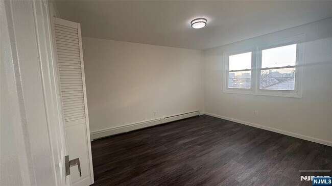 Building Photo - 31 Chestnut St