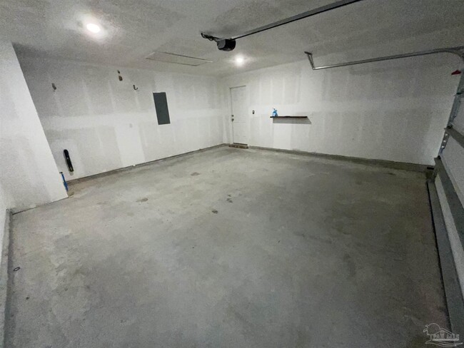 Building Photo - 7835 Lakeside Oaks Dr