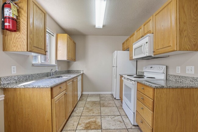 Building Photo - 2 Bed 1 Bath GROUND FLOOR Condo in Rexburg...