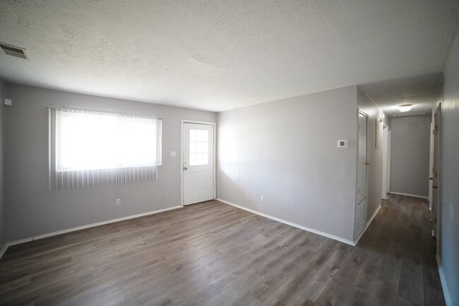 Building Photo - 4 bd/2 bath near Jackson Bluff