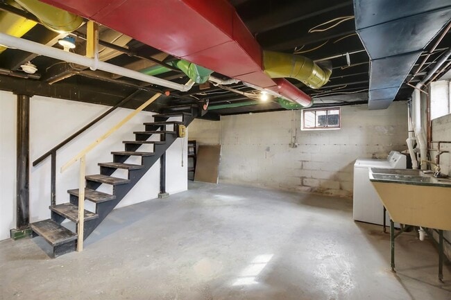 Building Photo - 5 bed, 3 bath updated home on Campus -  AVAILABLE AUGUST 2026
