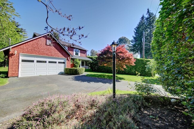 Building Photo - Beautiful Downtown Home