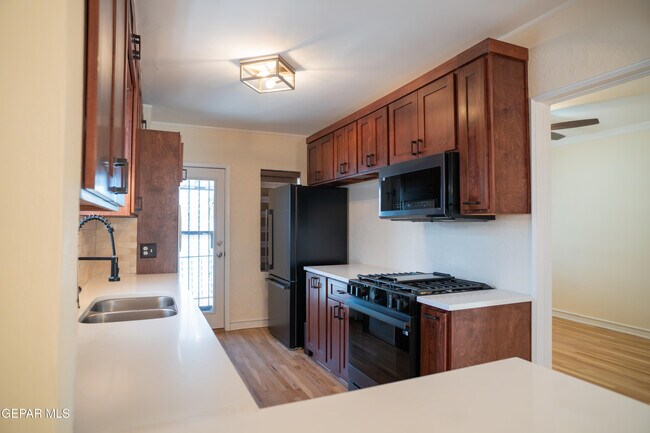 Building Photo - 1211 Mesita Dr