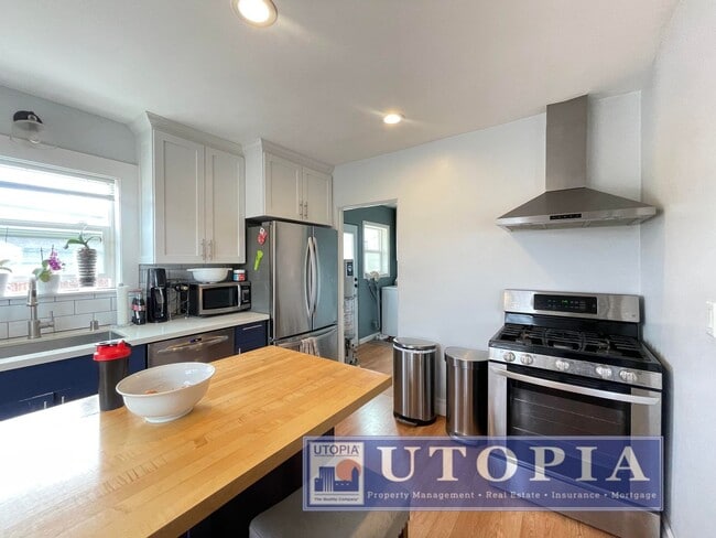 Building Photo - Beautiful 2Bed/1Ba Home on Large Corner Lot with 2-Car Garage