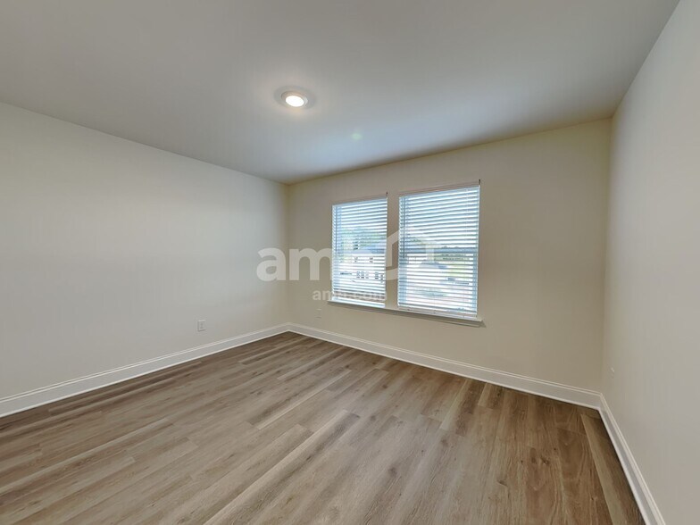 Building Photo - 890 Jubilation St