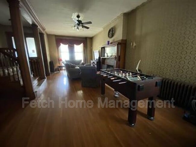 Building Photo - 911 E King St