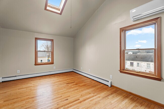 Building Photo - 62 Brookside Ave E