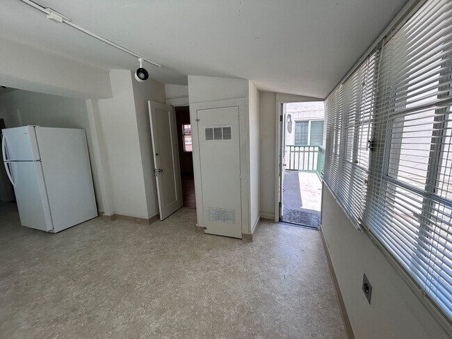 Building Photo - CM530L