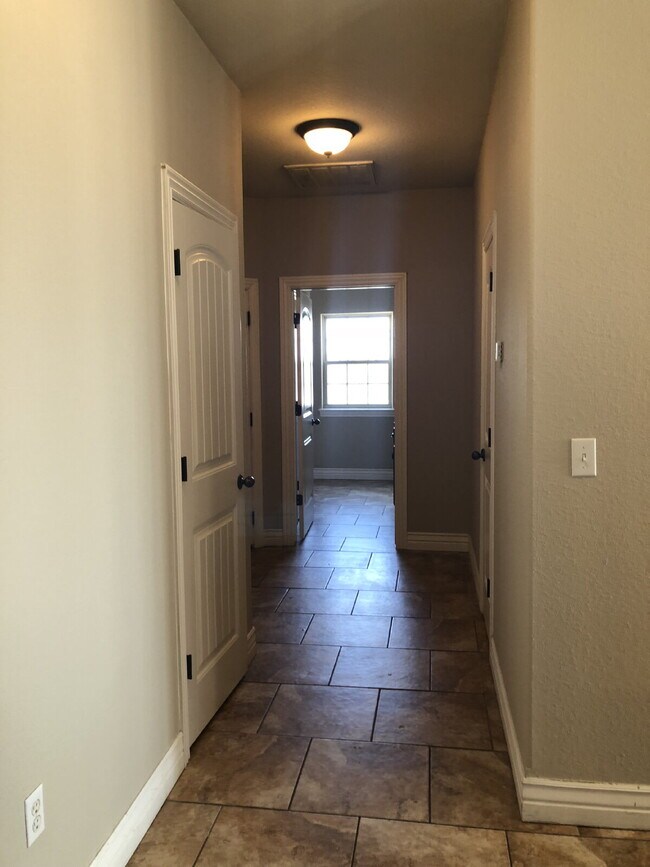 Building Photo - 4BR / 3Car garage / Fully fenced in backyard - Stunning property