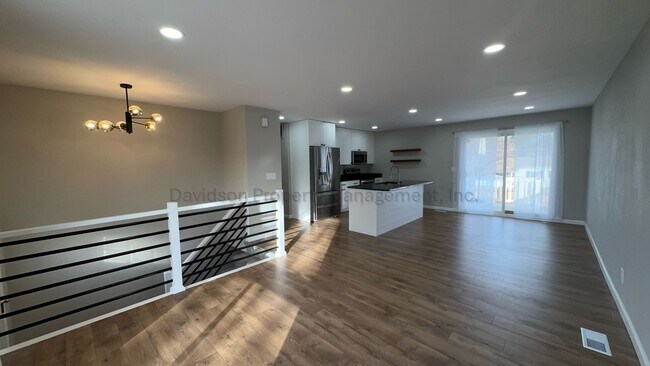 Building Photo - Updated 5 Bedroom House Near Memorial Park