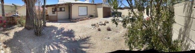 Building Photo - 2 Bed +1 Bath SINGLE FAMILY HOME + HUGE ba...