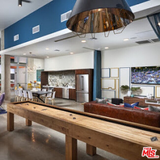 Building Photo - 1120 W 6th St