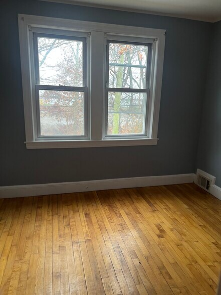 Building Photo - 70 Clifford St