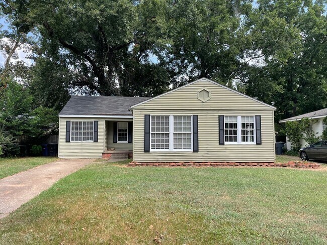 Building Photo - Broadmoor Home, 3 Beds, 2 Baths